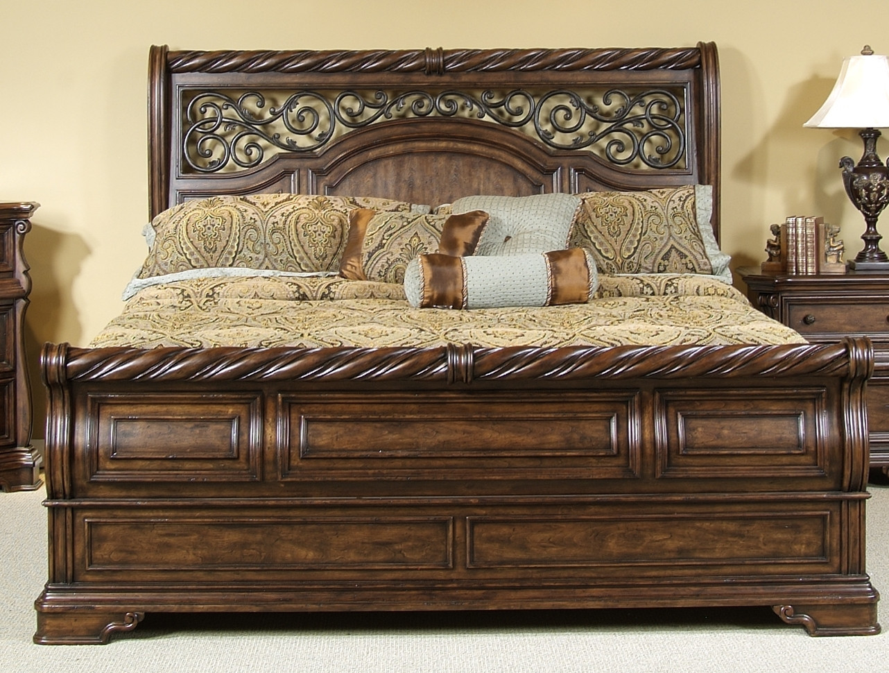 Резные деревянные кровати